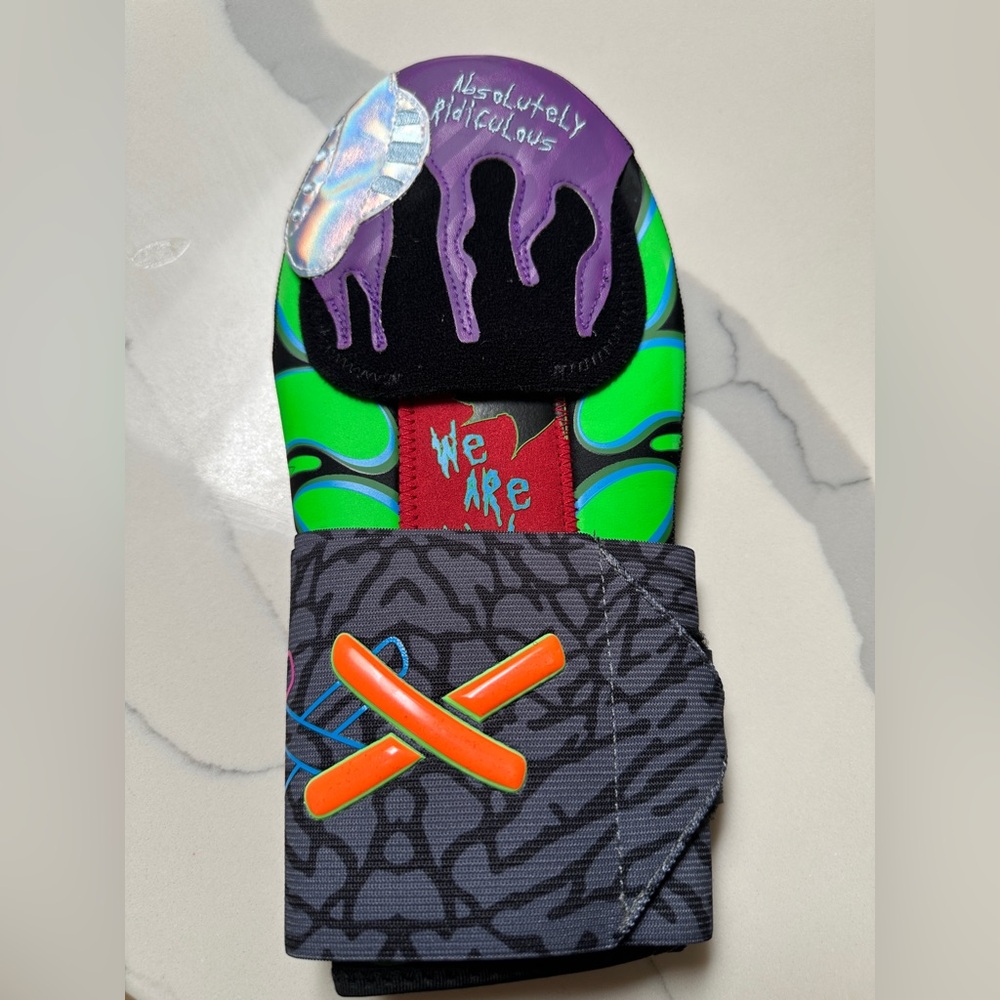 Absolutely Ridiculous Out of This World Sliding Mitt! NWT